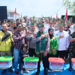 Kapolres Dumai bersama Forkopimda, TNI, mahasiswa FILKOM Universitas Dumai, dan masyarakat berfoto bersama pada kegiatan Bakti Sosial Polri untuk Masyarakat di Kota Dumai.
