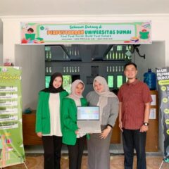 Mahasiswi Universitas Dumai bersama petugas perpustakaan memperkenalkan sistem perpustakaan berbasis web di Perpustakaan Universitas Dumai.