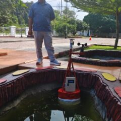 Mahasiswa Teknik Informatika FILKOM Universitas Dumai bersama dosen pembimbing melakukan pengujian Smart Water Monitoring System berbasis Internet of Things (IoT) sebagai hasil penelitian skripsi.