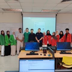 Mahasiswa dan dosen Fakultas Ilmu Komputer Universitas Dumai berfoto bersama dosen Universiti Teknikal Malaysia Melaka (UTeM) dalam kegiatan kunjungan akademik dan sharing knowledge di laboratorium komputer UTeM.